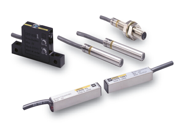OMRON 8 mm Metal Cylindrical Photoelectric Sensor E3HT-DS3E1-M1J 0.3M